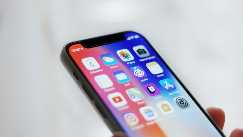 電話が勝手にかかる原因と対処法をやさしく解説|iPhone・Android別に確認したいポイント