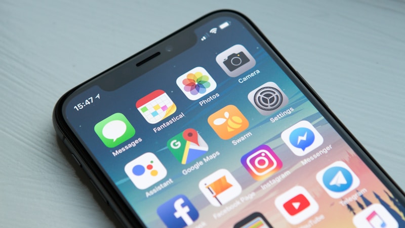 電話が勝手にかかる原因と対処法をやさしく解説|iPhone・Android別に確認したいポイント
