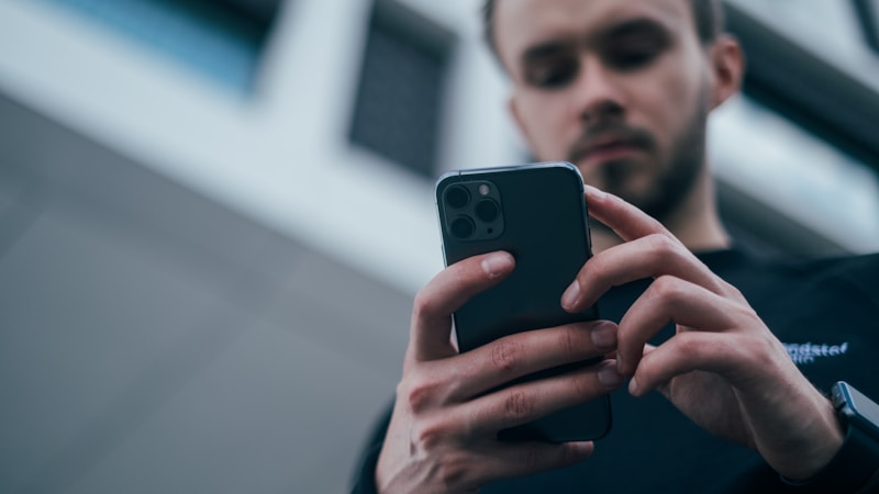 電話が勝手にかかる原因と対処法をやさしく解説|iPhone・Android別に確認したいポイント